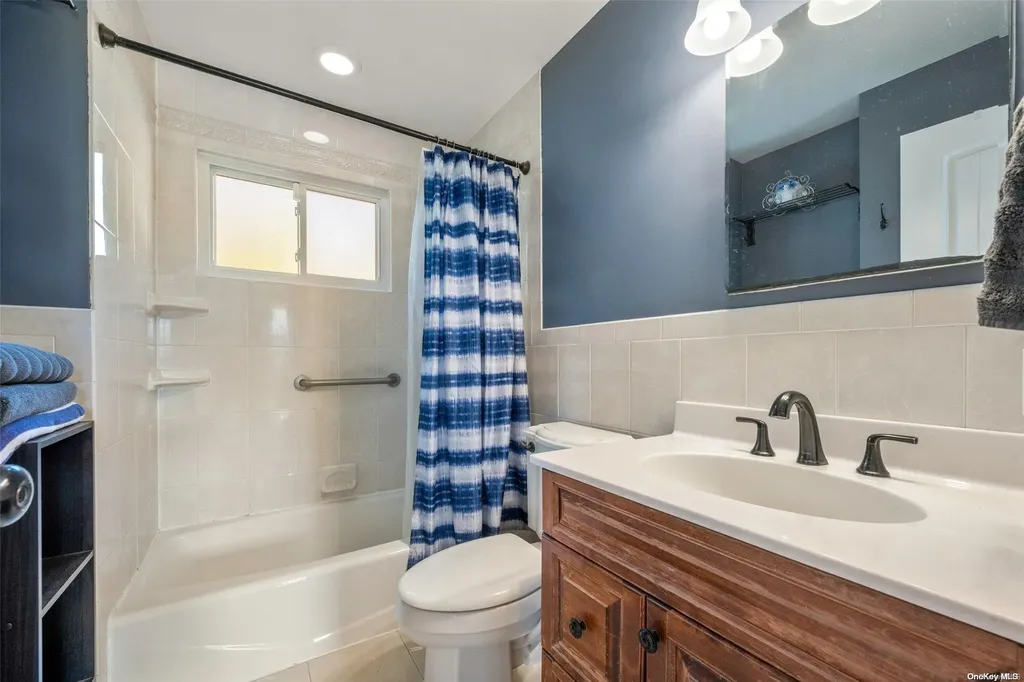 276 29th Street Lindenhurst NY 11757