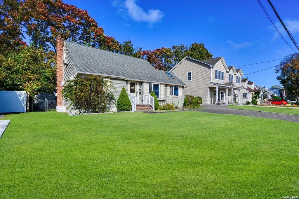 276 29th Street Lindenhurst NY 11757