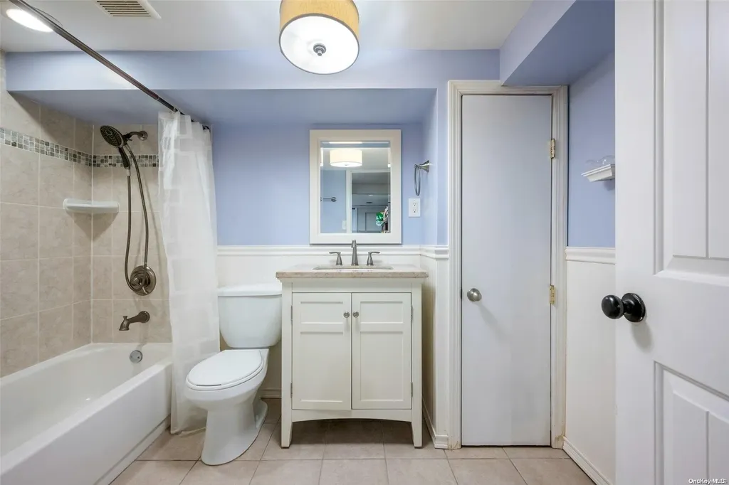 276 29th Street Lindenhurst NY 11757