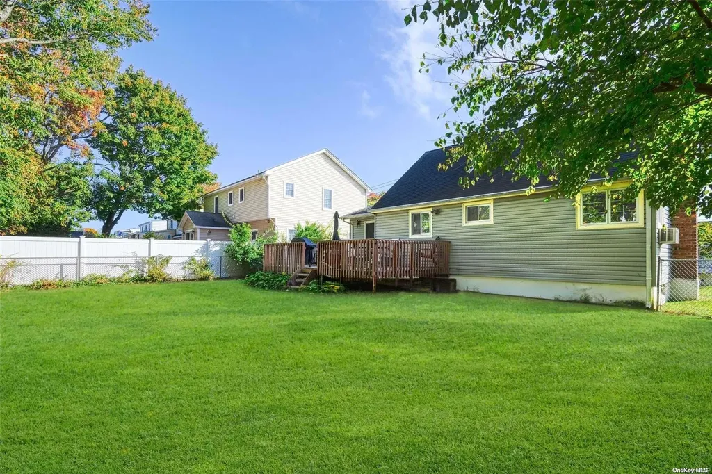276 29th Street Lindenhurst NY 11757