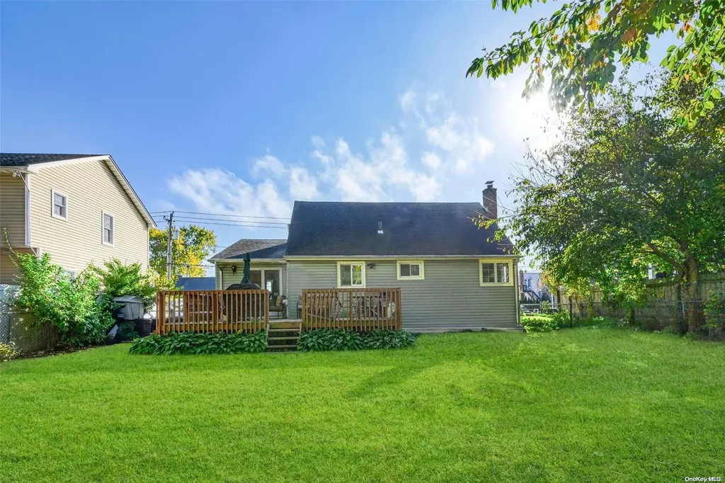 276 29th Street Lindenhurst NY 11757