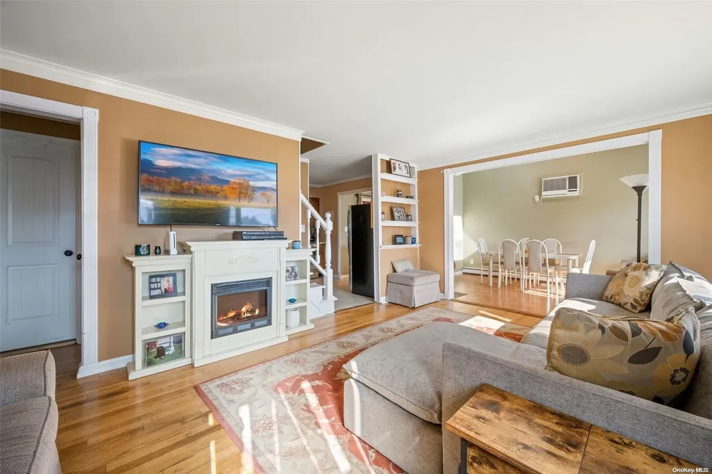 276 29th Street Lindenhurst NY 11757