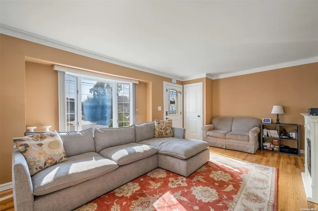 276 29th Street Lindenhurst NY 11757