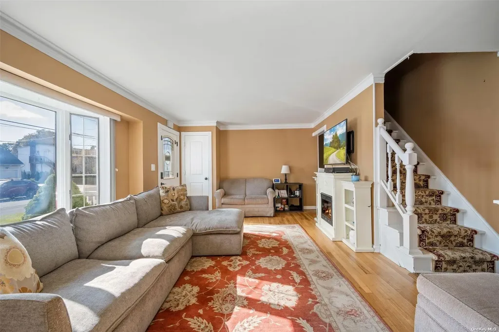 276 29th Street Lindenhurst NY 11757