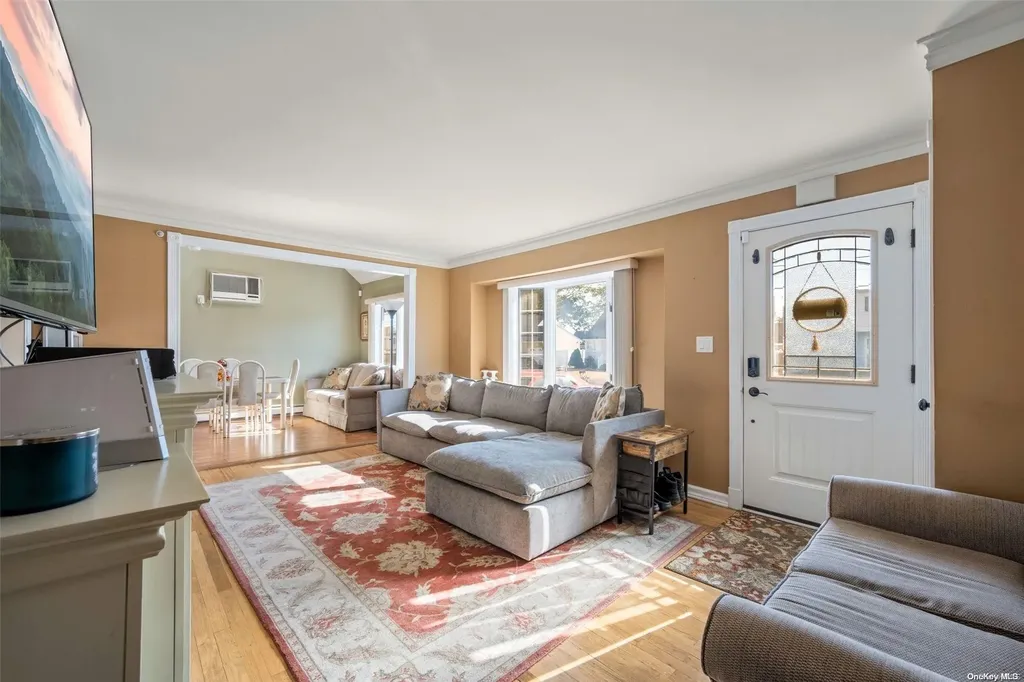 276 29th Street Lindenhurst NY 11757