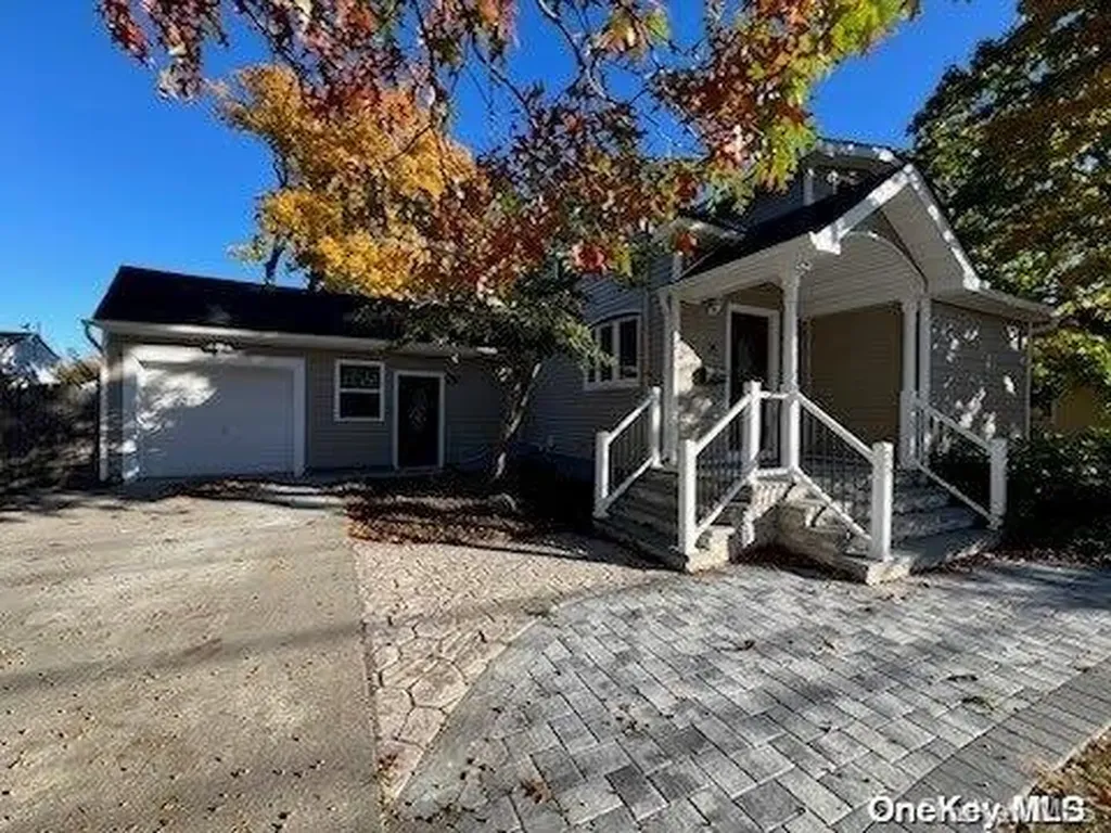 35 Oak Street Islip NY 11751