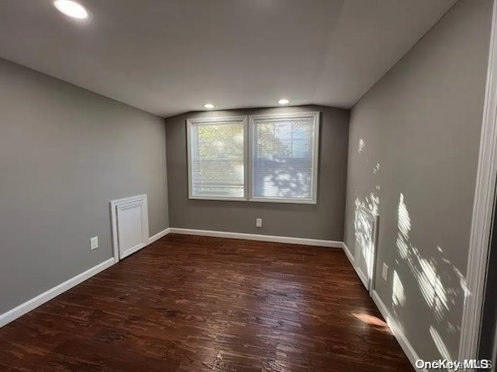 35 Oak Street Islip NY 11751