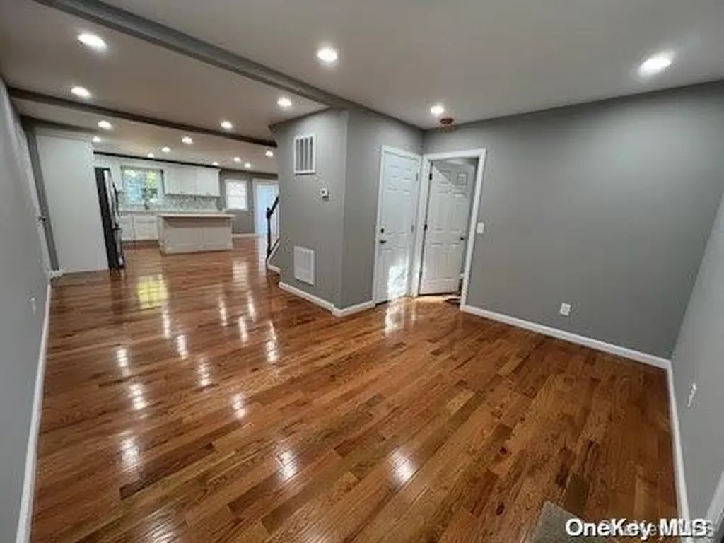 35 Oak Street Islip NY 11751