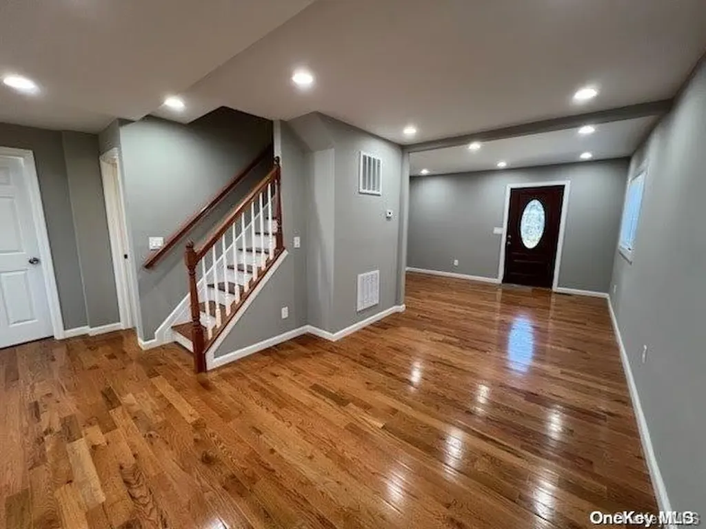 35 Oak Street Islip NY 11751