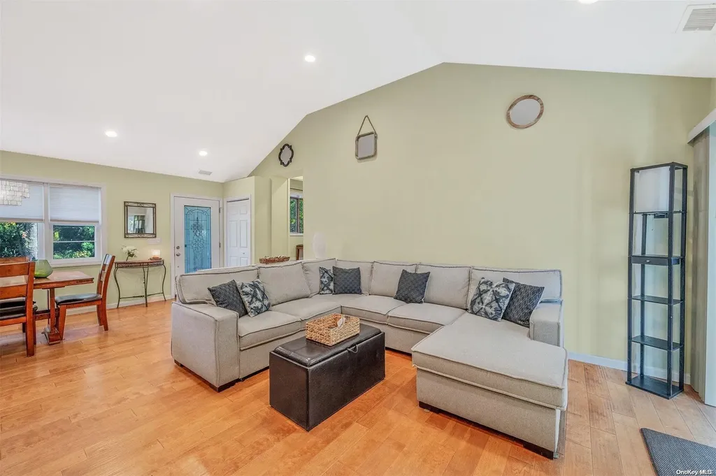 32 Ledgewood Drive Smithtown NY 11787