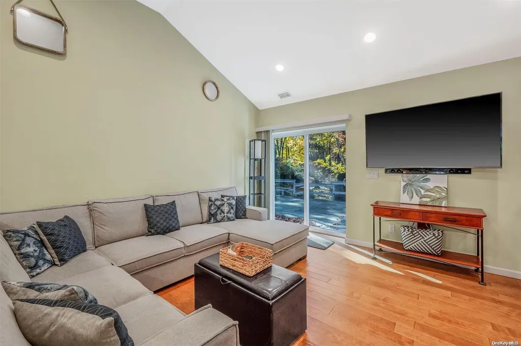 32 Ledgewood Drive Smithtown NY 11787