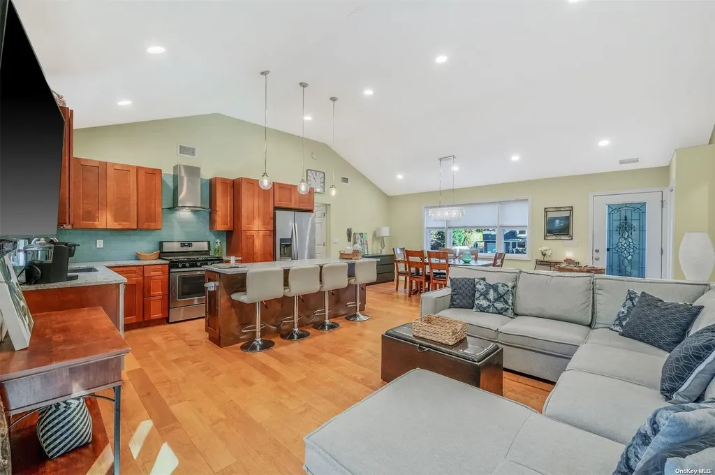 32 Ledgewood Drive Smithtown NY 11787
