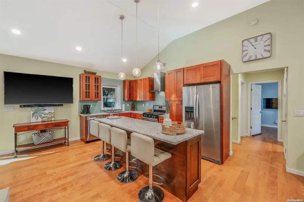 32 Ledgewood Drive Smithtown NY 11787