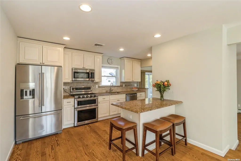 215 Connetquot Drive Oakdale NY 11769