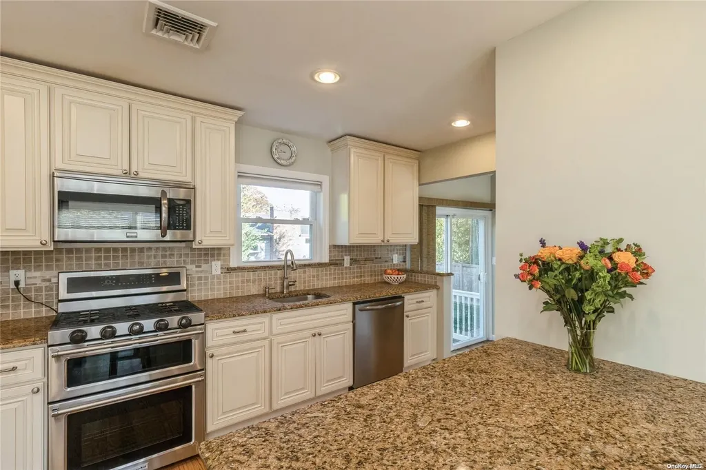215 Connetquot Drive Oakdale NY 11769