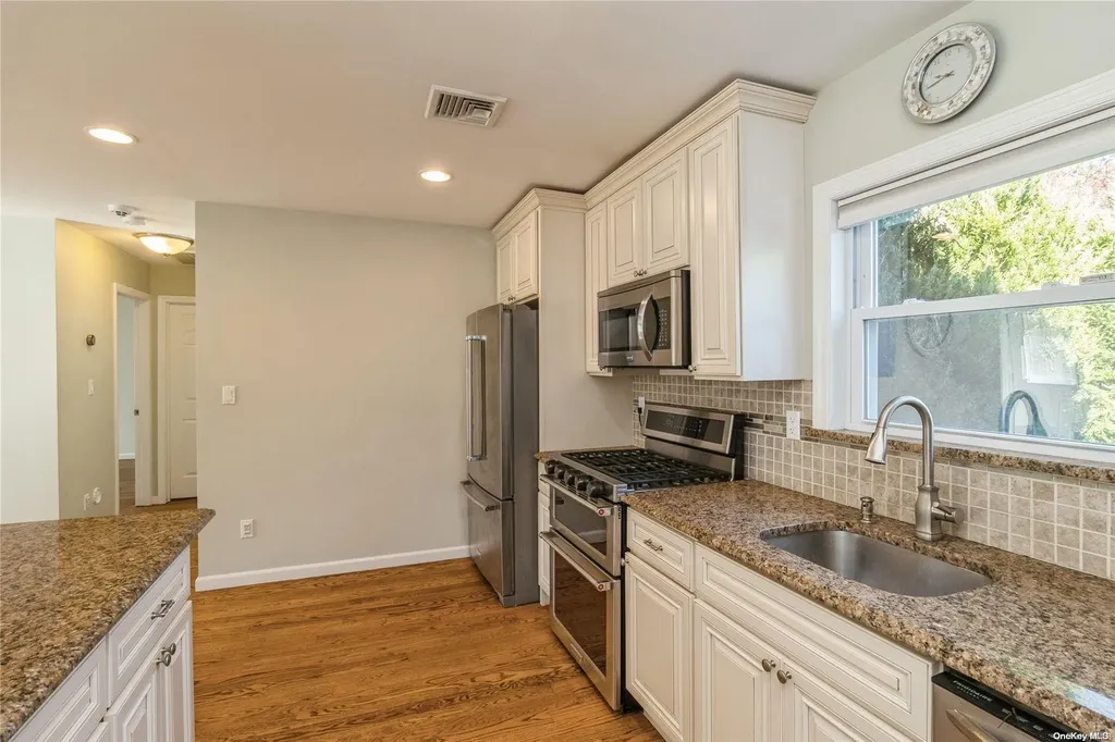 215 Connetquot Drive Oakdale NY 11769
