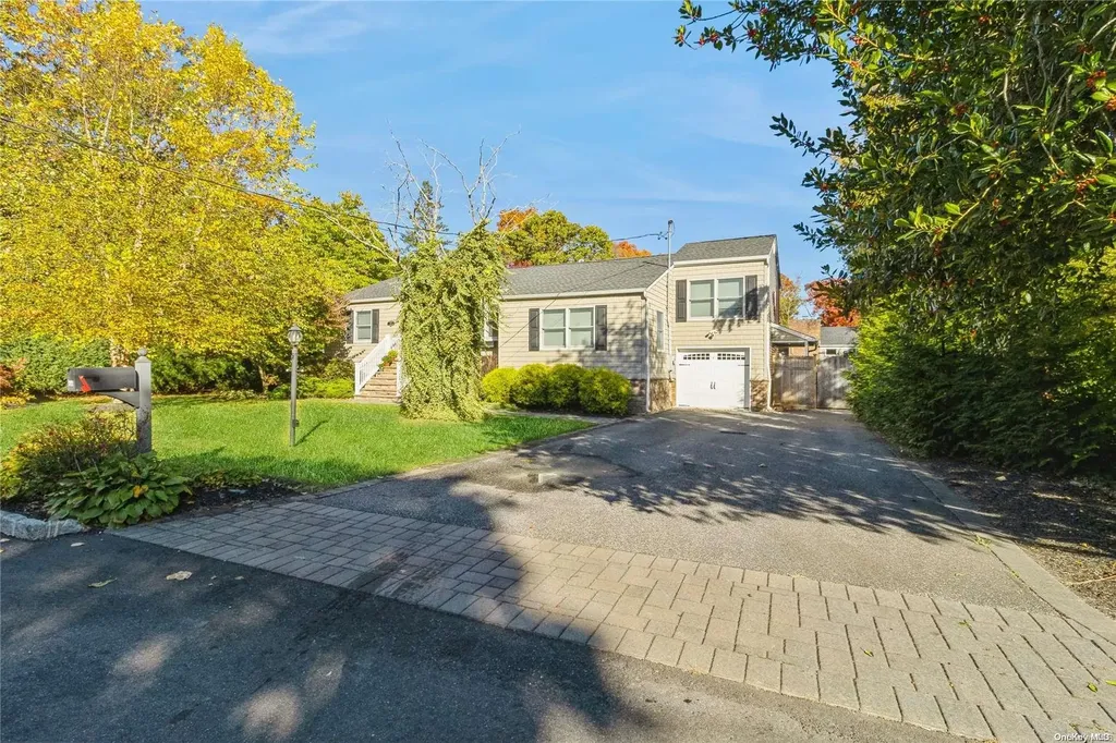 215 Connetquot Drive Oakdale NY 11769