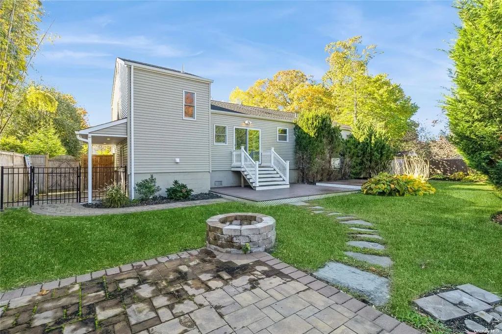 215 Connetquot Drive Oakdale NY 11769