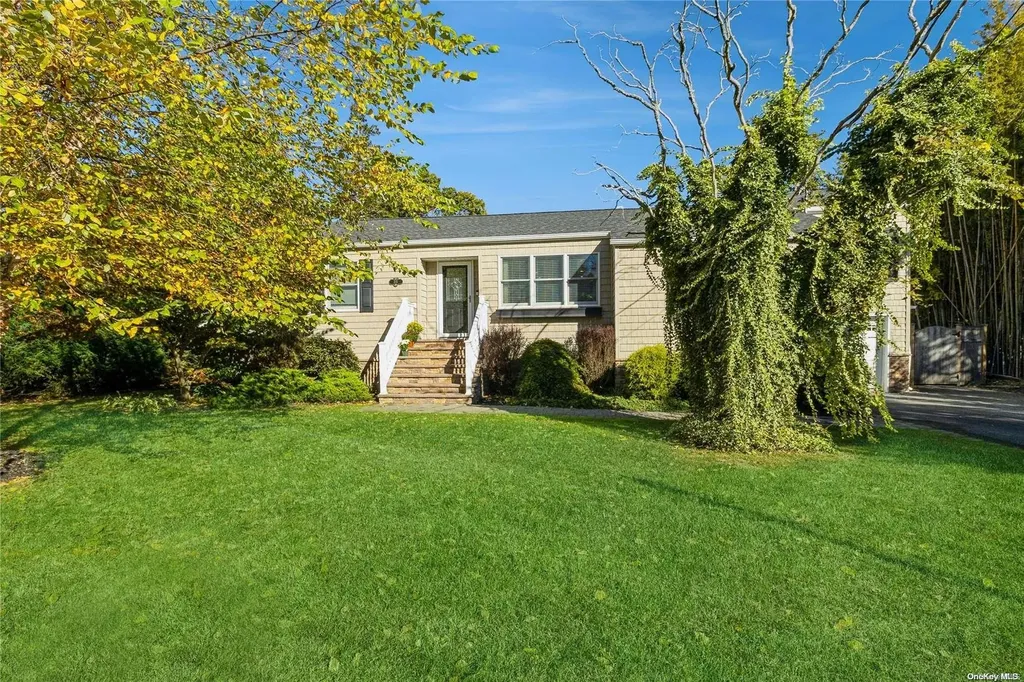 215 Connetquot Drive Oakdale NY 11769