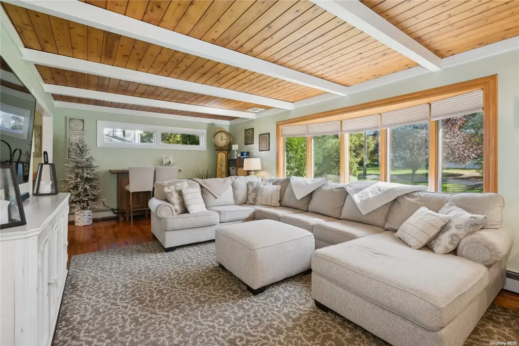 11 Harbor Road Hampton Bays NY 11946