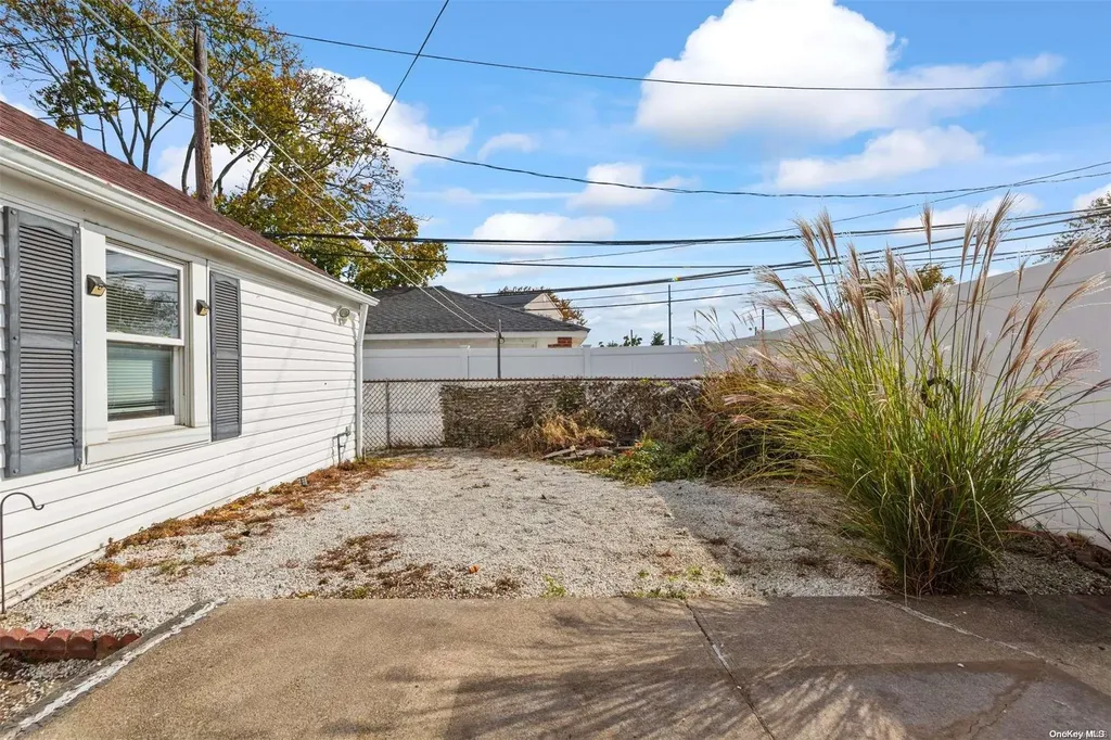 25 Ostend Road Island Park NY 11558