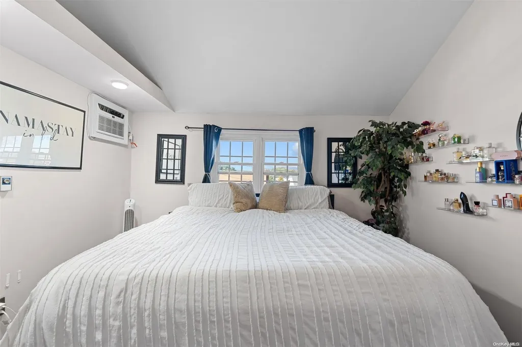 25 Ray Street Freeport NY 11520