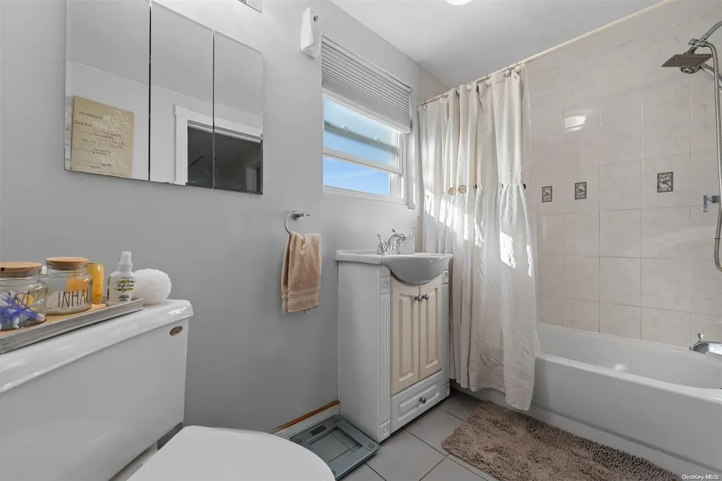 25 Ray Street Freeport NY 11520