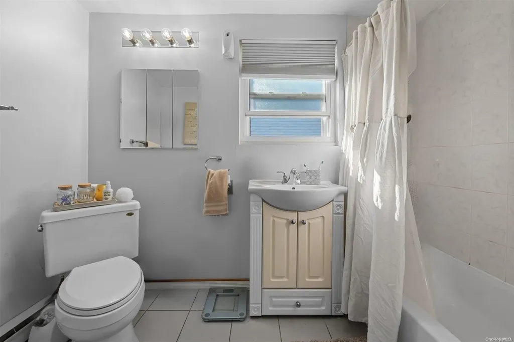 25 Ray Street Freeport NY 11520