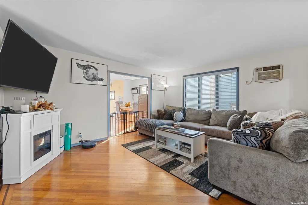 25 Ray Street Freeport NY 11520