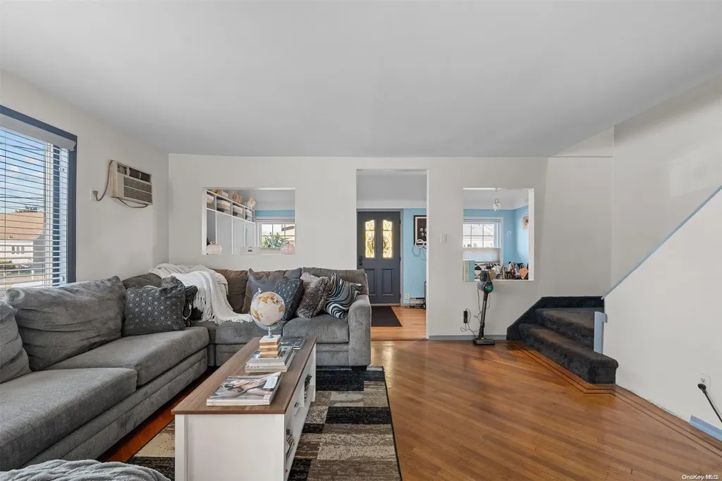 25 Ray Street Freeport NY 11520