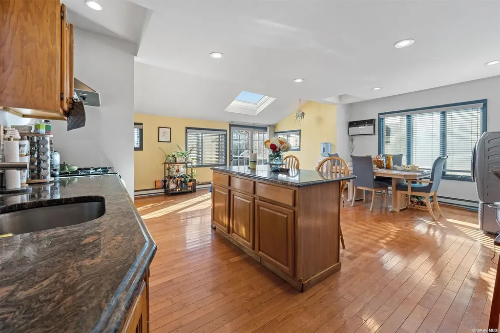 25 Ray Street Freeport NY 11520
