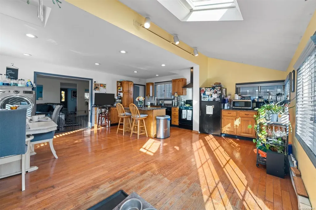 25 Ray Street Freeport NY 11520