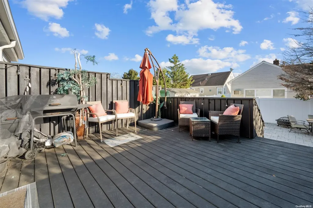25 Ray Street Freeport NY 11520