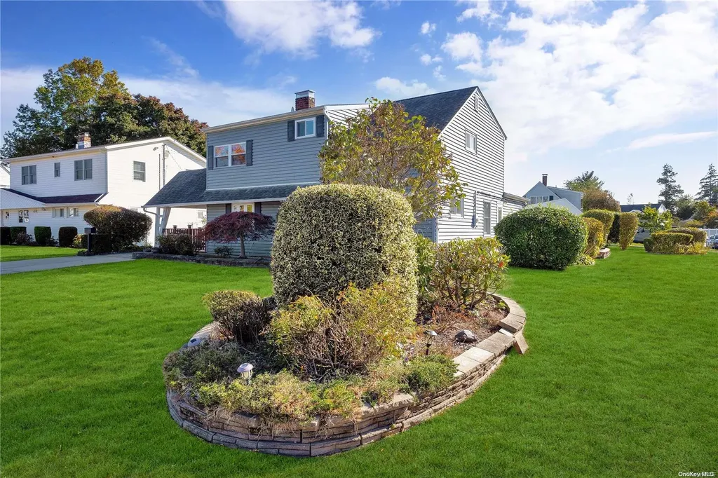 72 Horn Lane Levittown NY 11756