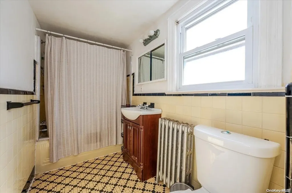 69 Claurome Place Freeport NY 11520
