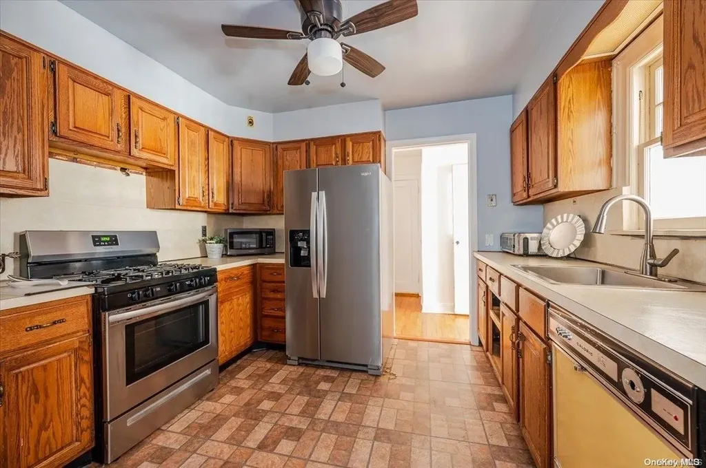 69 Claurome Place Freeport NY 11520