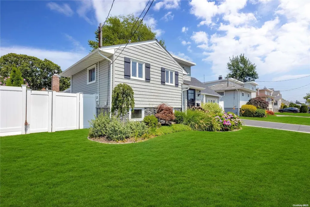 3425 Bayfield Boulevard Oceanside NY 11572