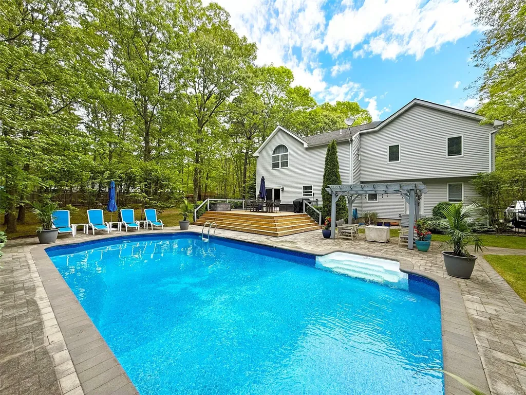18 Diane Drive Manorville NY 11949