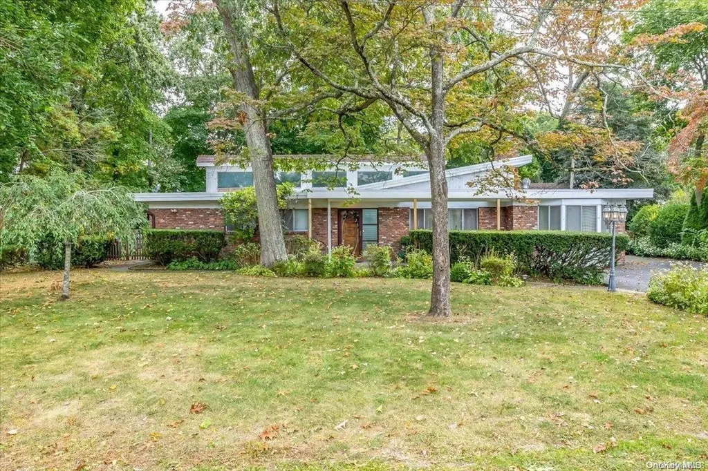 99 Guilford Avenue Oakdale NY 11769