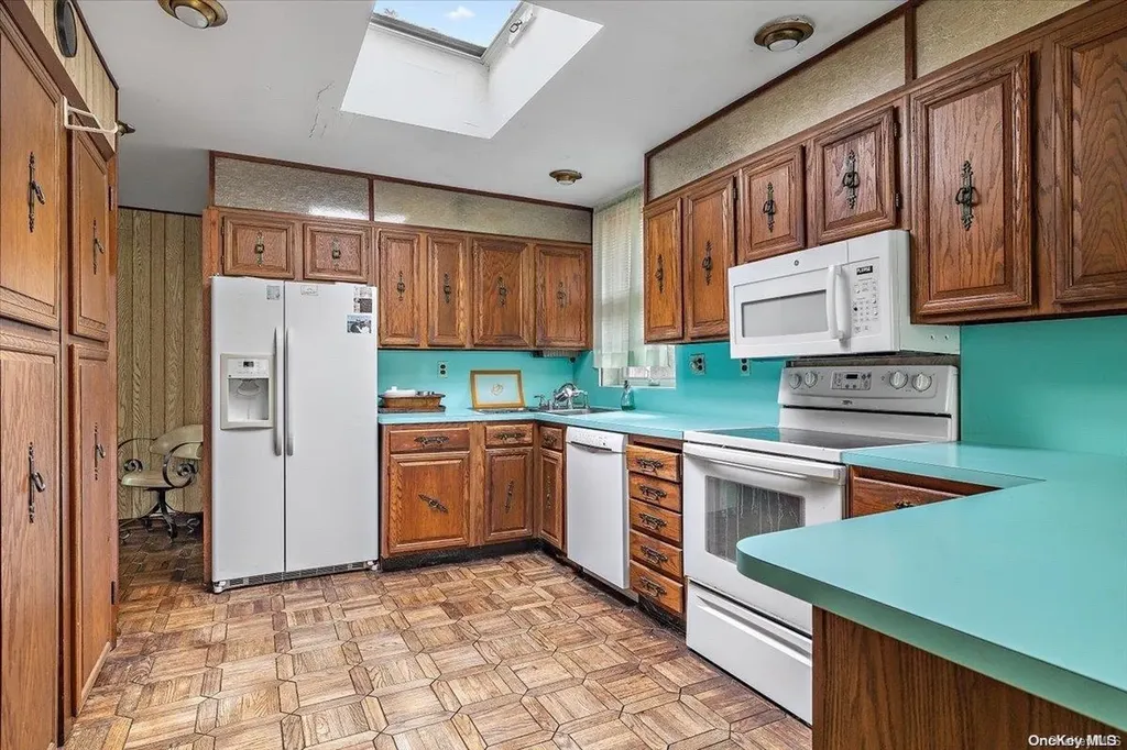 99 Guilford Avenue Oakdale NY 11769