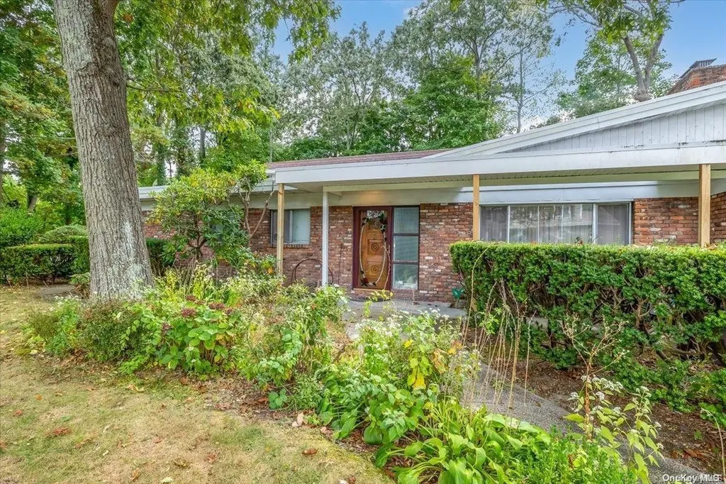 99 Guilford Avenue Oakdale NY 11769