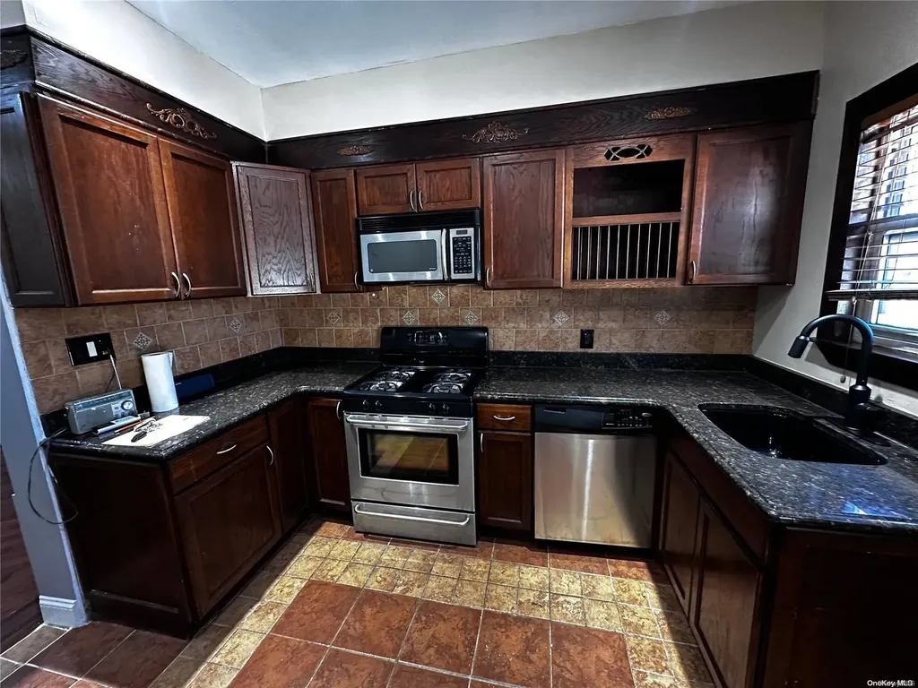69 Bulwer Brooklyn NY 11207