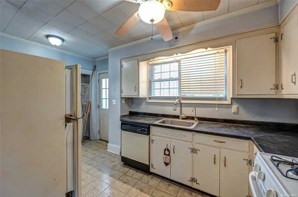 22 Woodland Path Kings Park NY 11754