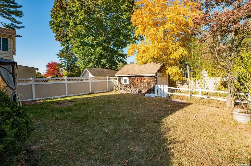22 Woodland Path Kings Park NY 11754
