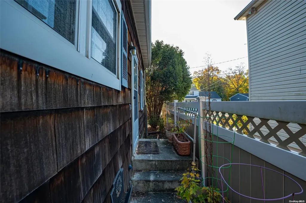 22 Woodland Path Kings Park NY 11754