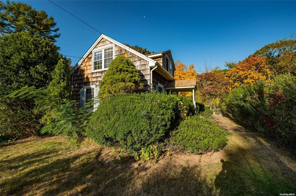 22 Woodland Path Kings Park NY 11754