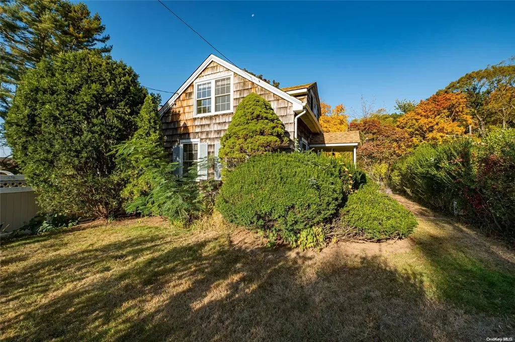 22 Woodland Path Kings Park NY 11754