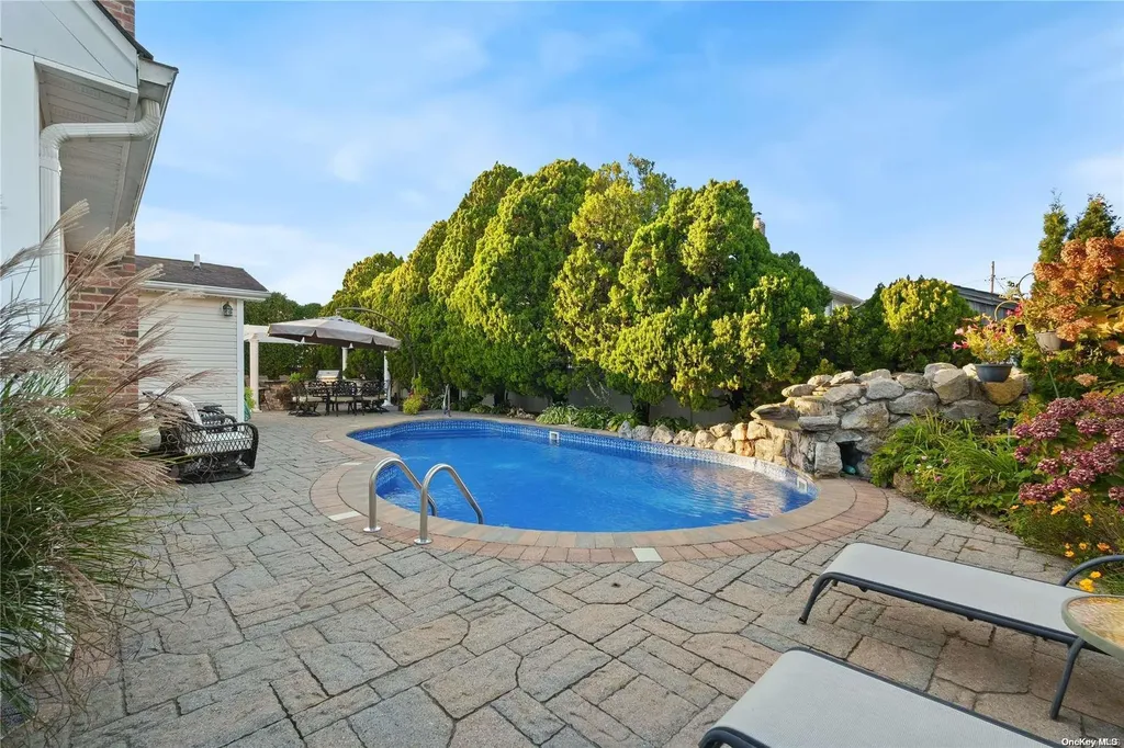 15 Cedar Point Drive West Islip NY 11795