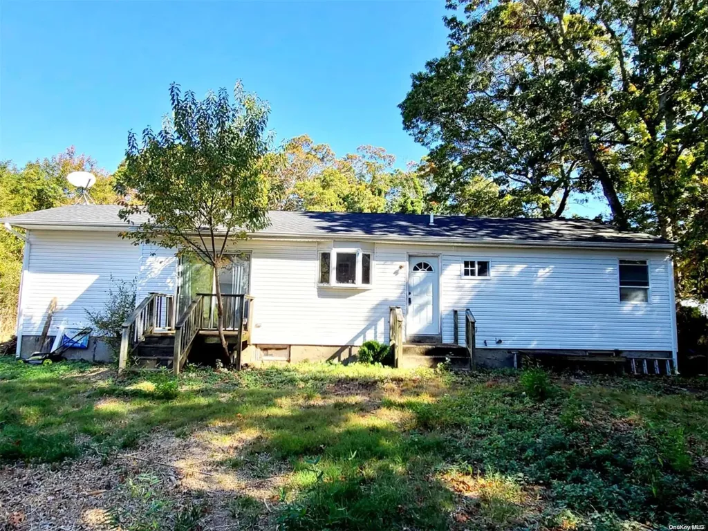18 Beechwood Drive Shirley NY 11967
