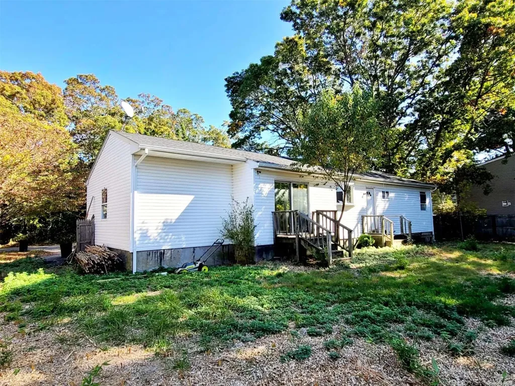 18 Beechwood Drive Shirley NY 11967